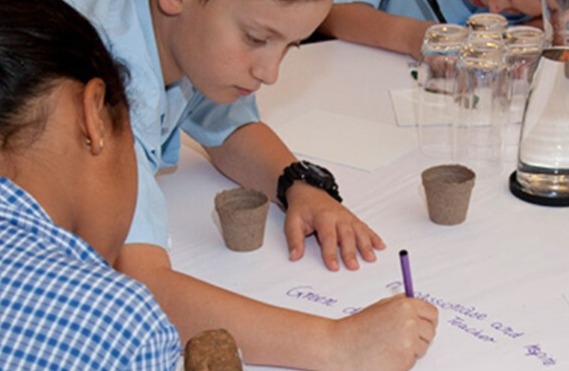 2 kids brainstorming together at school